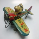 MARX POPEYE THE PILOT - Antigo e raro brinquedo em lata de corda fabricado nos Estados Unidos em 1930s, medindo cerca de  20x17 cm. FUNCIONANDO. Em excelente estado de conservação, mas sem garantia futura. ATENÇÃO! Produto sendo vendido no estado conforme fotos. Testado ou não, diz respeito apenas no momento da catalogação. Questione todas as suas dúvidas antes de efetuar os lances, eles são IRREVOGÁVEIS e IRRETRATÁVEIS! Se necessário, solicitar mais fotos, vídeos ou perguntas para análise via e-mail contato.antig@gmail.com. Grato pelo contato.