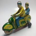 TECHNOFIX 282 - Antigo e raro brinquedo em lata de fricção, fabricado na Alemanha na década de 1950, medindo cerca de 16X13 cm.  Em excelente estado de conservação, mas sem garantia futura. ATENÇÃO! Produto sendo vendido no estado conforme fotos. Testado ou não, diz respeito apenas no momento da catalogação. Questione todas as suas dúvidas antes de efetuar os lances, eles são IRREVOGÁVEIS e IRRETRATÁVEIS! Se necessário, solicitar mais fotos, vídeos ou perguntas para análise via e-mail contato.antig@gmail.com. Grato pelo contato.