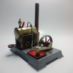 WILESCO -  Antigo brinquedo de máquina a vapor, fabricado na Alemanha. Funciona com vapor real, gerado pelo aquecimento da água na caldeira. COMPLETO E FUNCIONANDO. Em excelente estado de conservação, mas sem garantia futura. FUNCIONANDO. ATENÇÃO! Produto sendo vendido no estado conforme fotos. Testado ou não, diz respeito apenas no momento da catalogação. Questione todas as suas dúvidas antes de efetuar os lances, eles são IRREVOGÁVEIS e IRRETRATÁVEIS! Se necessário, solicitar mais fotos, vídeos ou perguntas para análise via e-mail contato.antig@gmail.com. Grato pelo contato.