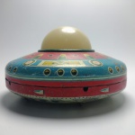 METALMA DISCO VOADOR -  Antigo brinquedo conhecido como 'disco voador patrulha do espaço' feito em lata e que funciona a pilha, fabricado pela metalúrgica Matarazzo na década de 1970, medindo cerca de 22 cm de diâmetro. FUNCIONANDO. Em excelente estado de conservação, mas sem garantia futura. FUNCIONANDO. ATENÇÃO! Produto sendo vendido no estado conforme fotos. Testado ou não, diz respeito apenas no momento da catalogação. Questione todas as suas dúvidas antes de efetuar os lances, eles são IRREVOGÁVEIS e IRRETRATÁVEIS! Se necessário, solicitar mais fotos, vídeos ou perguntas para análise via e-mail contato.antig@gmail.com. Grato pelo contato.