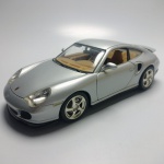 BBURAGO PORSCHE 996 TURBO 1:18 MADE IN ITALY - Brinquedo miniatura colecionável Porsche 996 Turbo , medindo cerca de 23 cm. Em excelente estado de conservação, mas sem garantia futura. ATENÇÃO! Produto sendo vendido no estado conforme fotos. Testado ou não, diz respeito apenas no momento da catalogação. Questione todas as suas dúvidas antes de efetuar os lances, eles são IRREVOGÁVEIS e IRRETRATÁVEIS! Se necessário, solicitar mais fotos, vídeos ou perguntas para análise via e-mail contato.antig@gmail.com. Grato pelo contato.