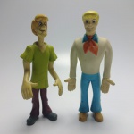 HANNA BARBERA SÉRIE SCOOBY-DOO - Brinquedo miniatura dos personagens Salsicha e Fred, feito em material emborrachado  e produzido na década de 1999, medindo cerca de 13 cm. Em excelente estado de conservação, mas sem garantia futura. ATENÇÃO! Produto sendo vendido no estado conforme fotos. Testado ou não, diz respeito apenas no momento da catalogação. Questione todas as suas dúvidas antes de efetuar os lances, eles são IRREVOGÁVEIS e IRRETRATÁVEIS! Se necessário, solicitar mais fotos, vídeos ou perguntas para análise via e-mail contato.antig@gmail.com. Grato pelo contato.