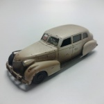 JADA TOYS CADILLAC FLEETWOOD 1940 SERIE 75 MADE IN CHINA 1:64 - ATENÇÃO! Produto sendo vendido no estado conforme fotos. Testado ou não, diz respeito apenas no momento da catalogação. Questione todas as suas dúvidas antes de efetuar os lances, eles são IRREVOGÁVEIS e IRRETRATÁVEIS! Se necessário, solicitar mais fotos, vídeos ou perguntas para análise via e-mail contato.antig@gmail.com. Grato pelo contato.