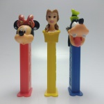 TRIO DE PEZ - Dispenser para balas. Em excelente estado de conservação. ATENÇÃO! Produto sendo vendido no estado conforme fotos. Testado ou não, diz respeito apenas no momento da catalogação. Questione todas as suas dúvidas antes de efetuar os lances, eles são IRREVOGÁVEIS e IRRETRATÁVEIS! Se necessário, solicitar mais fotos, vídeos ou perguntas para análise via e-mail contato.antig@gmail.com. Grato pelo contato.