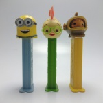 TRIO DE PEZ - Dispenser para balas. Em excelente estado de conservação. ATENÇÃO! Produto sendo vendido no estado conforme fotos. Testado ou não, diz respeito apenas no momento da catalogação. Questione todas as suas dúvidas antes de efetuar os lances, eles são IRREVOGÁVEIS e IRRETRATÁVEIS! Se necessário, solicitar mais fotos, vídeos ou perguntas para análise via e-mail contato.antig@gmail.com. Grato pelo contato.