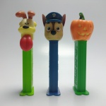 TRIO DE PEZ - Dispenser para balas. Em excelente estado de conservação. ATENÇÃO! Produto sendo vendido no estado conforme fotos. Testado ou não, diz respeito apenas no momento da catalogação. Questione todas as suas dúvidas antes de efetuar os lances, eles são IRREVOGÁVEIS e IRRETRATÁVEIS! Se necessário, solicitar mais fotos, vídeos ou perguntas para análise via e-mail contato.antig@gmail.com. Grato pelo contato.