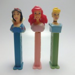 TRIO DE PEZ - Dispenser para balas. Em excelente estado de conservação. ATENÇÃO! Produto sendo vendido no estado conforme fotos. Testado ou não, diz respeito apenas no momento da catalogação. Questione todas as suas dúvidas antes de efetuar os lances, eles são IRREVOGÁVEIS e IRRETRATÁVEIS! Se necessário, solicitar mais fotos, vídeos ou perguntas para análise via e-mail contato.antig@gmail.com. Grato pelo contato.