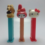 TRIO DE PEZ - Dispenser para balas. Em excelente estado de conservação. ATENÇÃO! Produto sendo vendido no estado conforme fotos. Testado ou não, diz respeito apenas no momento da catalogação. Questione todas as suas dúvidas antes de efetuar os lances, eles são IRREVOGÁVEIS e IRRETRATÁVEIS! Se necessário, solicitar mais fotos, vídeos ou perguntas para análise via e-mail contato.antig@gmail.com. Grato pelo contato.