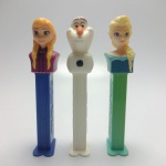 TRIO DE PEZ - Dispenser para balas. Em excelente estado de conservação. ATENÇÃO! Produto sendo vendido no estado conforme fotos. Testado ou não, diz respeito apenas no momento da catalogação. Questione todas as suas dúvidas antes de efetuar os lances, eles são IRREVOGÁVEIS e IRRETRATÁVEIS! Se necessário, solicitar mais fotos, vídeos ou perguntas para análise via e-mail contato.antig@gmail.com. Grato pelo contato.