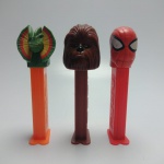 TRIO DE PEZ - Dispenser para balas. Em excelente estado de conservação. ATENÇÃO! Produto sendo vendido no estado conforme fotos. Testado ou não, diz respeito apenas no momento da catalogação. Questione todas as suas dúvidas antes de efetuar os lances, eles são IRREVOGÁVEIS e IRRETRATÁVEIS! Se necessário, solicitar mais fotos, vídeos ou perguntas para análise via e-mail contato.antig@gmail.com. Grato pelo contato.