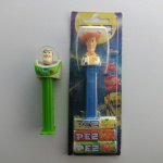 PAR DE PEZ - Dispenser para balas. Em excelente estado de conservação. ATENÇÃO! Produto sendo vendido no estado conforme fotos. Testado ou não, diz respeito apenas no momento da catalogação. Questione todas as suas dúvidas antes de efetuar os lances, eles são IRREVOGÁVEIS e IRRETRATÁVEIS! Se necessário, solicitar mais fotos, vídeos ou perguntas para análise via e-mail contato.antig@gmail.com. Grato pelo contato.