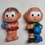 BONECOS EM VINIL TURMA DA MONICA / Lote com 2 bonecos turma da Monica (Monica segurando coelho Sansão e cebolinha com cachorro), peças confeccionadas em vinil, fabricada por POLO ART, medindo cerca de 13 cm cada. Produto em ótimo estado de conservação sem garantia futura. ATENÇÃO! Produto sendo vendido no estado conforme fotos. Testado, ou não, diz respeito apenas do momento da catalogação.  Se necessário, solicitar mais fotos, vídeos ou perguntas para análise via e-mail contato.antig@gmail.com. Grato pelo contato.