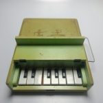 ESTRELA PIANO  -  Brinquedo piano de madeira da década de 1950, medindo cerca de 20x25cm. FUNCIONANDO. ATENÇÃO! Produto sendo vendido no estado conforme fotos. Testado ou não, diz respeito apenas no momento da catalogação. Questione todas as suas dúvidas antes de efetuar os lances, eles são IRREVOGÁVEIS e IRRETRATÁVEIS! Se necessário, solicitar mais fotos, vídeos ou perguntas para análise via e-mail contato.antig@gmail.com. Grato pelo contato.