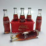 COCA COLA GARRAFAS -  Conjunto miniaturas garrafas da Coca-Cola. ATENÇÃO! Produto sendo vendido no estado conforme fotos. Testado ou não, diz respeito apenas no momento da catalogação. Questione todas as suas dúvidas antes de efetuar os lances, eles são IRREVOGÁVEIS e IRRETRATÁVEIS! Se necessário, solicitar mais fotos, vídeos ou perguntas para análise via e-mail contato.antig@gmail.com. Grato pelo contato.