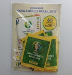 PANINI COPA AMÉRICA BRASIL 2019 -  60 figurinhas Copa América Brasil 2019. LACRADO. ATENÇÃO! Produto sendo vendido no estado conforme fotos. Testado ou não, diz respeito apenas no momento da catalogação. Questione todas as suas dúvidas antes de efetuar os lances, eles são IRREVOGÁVEIS e IRRETRATÁVEIS! Se necessário, solicitar mais fotos, vídeos ou perguntas para análise via e-mail contato.antig@gmail.com. Grato pelo contato.