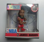 METALFIGS NBA JAMES HARDEN - Miniatura colecionável NBA James Harden. LACRADO.  ATENÇÃO! Produto sendo vendido no estado conforme fotos. Testado ou não, diz respeito apenas no momento da catalogação. Questione todas as suas dúvidas antes de efetuar os lances, eles são IRREVOGÁVEIS e IRRETRATÁVEIS! Se necessário, solicitar mais fotos, vídeos ou perguntas para análise via e-mail contato.antig@gmail.com. Grato pelo contato.