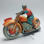 TECHNOFIX GE255 RACING MOTOCYCLE - Antigo e raro brinquedo em lata de fricção, fabricado na Alemanha, medindo cerca de 19X13 cm.  Em excelente estado de conservação, mas sem garantia futura. ATENÇÃO! Produto sendo vendido no estado conforme fotos. Testado ou não, diz respeito apenas no momento da catalogação. Questione todas as suas dúvidas antes de efetuar os lances, eles são IRREVOGÁVEIS e IRRETRATÁVEIS! Se necessário, solicitar mais fotos, vídeos ou perguntas para análise via e-mail contato.antig@gmail.com. Grato pelo contato.