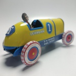 LEHMANN GALOP RACING CAR BY SCHILLING - Antigo e raro brinquedo em lata, movido a corda e medindo cerca de 14X7 cm.  Em excelente estado de conservação, mas sem garantia futura. ATENÇÃO! Produto sendo vendido no estado conforme fotos. Testado ou não, diz respeito apenas no momento da catalogação. Questione todas as suas dúvidas antes de efetuar os lances, eles são IRREVOGÁVEIS e IRRETRATÁVEIS! Se necessário, solicitar mais fotos, vídeos ou perguntas para análise via e-mail contato.antig@gmail.com. Grato pelo contato.