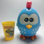 ELKA GALINHA PINTADINHA MUSICAL - Brinquedo musical e copo promocional da galinha pintadinha. O brinquedo possui rodinhas e os olhos se movem. FUNCIONANDO. ATENÇÃO! Produto sendo vendido no estado conforme fotos. Testado ou não, diz respeito apenas no momento da catalogação. Questione todas as suas dúvidas antes de efetuar os lances, eles são IRREVOGÁVEIS e IRRETRATÁVEIS! Se necessário, solicitar mais fotos, vídeos ou perguntas para análise via e-mail contato.antig@gmail.com. Grato pelo contato.