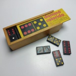 ESTRELA DOMINÓ COLORIDO  - Antigo jogo de dominó em madeira pintada, está faltando uma peça. ATENÇÃO! Produto sendo vendido no estado conforme fotos. Testado ou não, diz respeito apenas no momento da catalogação. Questione todas as suas dúvidas antes de efetuar os lances, eles são IRREVOGÁVEIS e IRRETRATÁVEIS! Se necessário, solicitar mais fotos, vídeos ou perguntas para análise via e-mail contato.antig@gmail.com. Grato pelo contato.