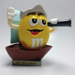M&M's DISPENSER MARINHEIRO DE BALA  - Dispenser de bala M&M's. ATENÇÃO! Produto sendo vendido no estado conforme fotos. Testado ou não, diz respeito apenas no momento da catalogação. Questione todas as suas dúvidas antes de efetuar os lances, eles são IRREVOGÁVEIS e IRRETRATÁVEIS! Se necessário, solicitar mais fotos, vídeos ou perguntas para análise via e-mail contato.antig@gmail.com. Grato pelo contato.