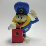 M&M's PILOTO DE AVIÃO DISPENSER DE BALA  - Dispenser de bala M&M's. ATENÇÃO! Produto sendo vendido no estado conforme fotos. Testado ou não, diz respeito apenas no momento da catalogação. Questione todas as suas dúvidas antes de efetuar os lances, eles são IRREVOGÁVEIS e IRRETRATÁVEIS! Se necessário, solicitar mais fotos, vídeos ou perguntas para análise via e-mail contato.antig@gmail.com. Grato pelo contato.