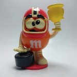 M&M's JOGAR DE FUTEBOL AMERICANO DISPENSER DE BALA  - Dispenser de bala M&M's. ATENÇÃO! Produto sendo vendido no estado conforme fotos. Testado ou não, diz respeito apenas no momento da catalogação. Questione todas as suas dúvidas antes de efetuar os lances, eles são IRREVOGÁVEIS e IRRETRATÁVEIS! Se necessário, solicitar mais fotos, vídeos ou perguntas para análise via e-mail contato.antig@gmail.com. Grato pelo contato.