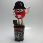 M&M's PIRATA DISPENSER DE BALA  - Dispenser de bala M&M's. ATENÇÃO! Produto sendo vendido no estado conforme fotos. Testado ou não, diz respeito apenas no momento da catalogação. Questione todas as suas dúvidas antes de efetuar os lances, eles são IRREVOGÁVEIS e IRRETRATÁVEIS! Se necessário, solicitar mais fotos, vídeos ou perguntas para análise via e-mail contato.antig@gmail.com. Grato pelo contato.