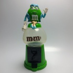 M&M's COMISSÁRIA DE BORDO DISPENSER DE BALA  - Dispenser de bala M&M's. ATENÇÃO! Produto sendo vendido no estado conforme fotos. Testado ou não, diz respeito apenas no momento da catalogação. Questione todas as suas dúvidas antes de efetuar os lances, eles são IRREVOGÁVEIS e IRRETRATÁVEIS! Se necessário, solicitar mais fotos, vídeos ou perguntas para análise via e-mail contato.antig@gmail.com. Grato pelo contato.