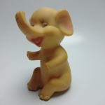 BONEC ART ELEFANTE  - Elefante de vinil da década de 1980. ATENÇÃO! Produto sendo vendido no estado conforme fotos. Testado ou não, diz respeito apenas no momento da catalogação. Questione todas as suas dúvidas antes de efetuar os lances, eles são IRREVOGÁVEIS e IRRETRATÁVEIS! Se necessário, solicitar mais fotos, vídeos ou perguntas para análise via e-mail contato.antig@gmail.com. Grato pelo contato.