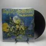 2 LP's IRON MADEN LIVE AFTER DEATH - Estado de conservação: CAPA- MB e MÍDIA - MB. ATENÇÃO! Produto sendo vendido no estado conforme fotos. N(Novo) / MB(Muito Bom) / B(Bom) / M(Mediano) / R(Ruim). LPs podem ter pequenos riscos superficiais q possam causar chiados. Se necessário, solicitar mais fotos, vídeos ou perguntas para análise via e-mail contato.antig@gmail.com. Questione todas suas dúvidas antes de efetuar os lances, eles são IRREVOGÁVEIS e IRRETRATÁVEIS! Leia os Termos e Condições e a caixa de informações do leilão em Home no site www.antig.com.br dando ênfase nas Informações Importantes, ao efetuar o lance o arrematante concorda com Datas, Prazos e Regras da casa de leilões Antig.