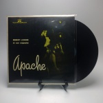 BEBERT LEDURE ET SON ORQUESTRE APACHE - Estado de conservação: CAPA- MB e MÍDIA - MB. ATENÇÃO! Produto sendo vendido no estado conforme fotos. N(Novo) / MB(Muito Bom) / B(Bom) / M(Mediano) / R(Ruim). LPs podem ter pequenos riscos superficiais q possam causar chiados. Se necessário, solicitar mais fotos, vídeos ou perguntas para análise via e-mail contato.antig@gmail.com. Questione todas suas dúvidas antes de efetuar os lances, eles são IRREVOGÁVEIS e IRRETRATÁVEIS! Leia os Termos e Condições e a caixa de informações do leilão em Home no site www.antig.com.br dando ênfase nas Informações Importantes, ao efetuar o lance o arrematante concorda com Datas, Prazos e Regras da casa de leilões Antig.