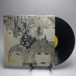 THE BEATLES REVOLVER   - Estado de conservação: CAPA- MB e MÍDIA - MB. ATENÇÃO! Produto sendo vendido no estado conforme fotos. N(Novo) / MB(Muito Bom) / B(Bom) / M(Mediano) / R(Ruim). LPs podem ter pequenos riscos superficiais q possam causar chiados. Se necessário, solicitar mais fotos, vídeos ou perguntas para análise via e-mail contato.antig@gmail.com. Questione todas suas dúvidas antes de efetuar os lances, eles são IRREVOGÁVEIS e IRRETRATÁVEIS! Leia os Termos e Condições e a caixa de informações do leilão em Home no site www.antig.com.br dando ênfase nas Informações Importantes, ao efetuar o lance o arrematante concorda com Datas, Prazos e Regras da casa de leilões Antig.