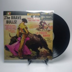 LP THE BRAVE BULLS LA FIESTA BRAVA  -  Estado de conservação: CAPA- MB e MÍDIA - MB. ATENÇÃO! Produto sendo vendido no estado conforme fotos. N(Novo) / MB(Muito Bom) / B(Bom) / M(Mediano) / R(Ruim). LPs podem ter pequenos riscos superficiais q possam causar chiados. Se necessário, solicitar mais fotos, vídeos ou perguntas para análise via e-mail contato.antig@gmail.com. Questione todas suas dúvidas antes de efetuar os lances, eles são IRREVOGÁVEIS e IRRETRATÁVEIS! Leia os Termos e Condições e a caixa de informações do leilão em Home no site www.antig.com.br dando ênfase nas Informações Importantes, ao efetuar o lance o arrematante concorda com Datas, Prazos e Regras da casa de leilões Antig.