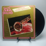 LP O BRILHO DAS GRANDES ORQUESTRAS  - Estado de conservação: CAPA- B e MÍDIA - MB.  ATENÇÃO! Produto sendo vendido no estado conforme fotos. N(Novo) / MB(Muito Bom) / B(Bom) / M(Mediano) / R(Ruim). LPs podem ter pequenos riscos superficiais q possam causar chiados. Se necessário, solicitar mais fotos, vídeos ou perguntas para análise via e-mail contato.antig@gmail.com. Questione todas suas dúvidas antes de efetuar os lances, eles são IRREVOGÁVEIS e IRRETRATÁVEIS! Leia os Termos e Condições e a caixa de informações do leilão em Home no site www.antig.com.br dando ênfase nas Informações Importantes, ao efetuar o lance o arrematante concorda com Datas, Prazos e Regras da casa de leilões Antig.
