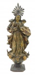 ARTE SACRA - Antiga imagem de Nossa Senhora da Conceição, com olhos de vidro, no estilo Barroco; em madeira policromada, com resplendor em metal e base pedestal octogonal. Medidas: 57 x 23 cm. Com desgastes na pintura relacionados à passagem do tempo.
