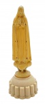 ARTE SACRA - Antiga imagem de Nossa Senhora apoiada em pedestal circular com caixa de música embutida; em plástico rígido com apliques de strass coloridos e detalhes em dourado. Medidas: 25 x 10 cm. Caixa de música inoperante; três strass ausentes; coroa ausente; material com sinais de envelhecimento (amarelado); detalhes em dourado esmaecidos em alguns pontos.