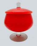 Compoteira em vidro opalinado vermelho, no formato circular e abaulado, com base pedestal em vidro translúcido. Medidas: 26 x 21 cm.