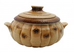 CERÂMICA SÃO JOSÉ, PEDREIRA, SP - Terrina oval decorada com desenhos radiais na tampa e corpo moldado com gomos e padrões vegetalistas; em cerâmica esmaltada e em tons marrons; fabricado pela manufatura brasileira São José; numerada no fundo. Medidas: 33 x 19 cm.