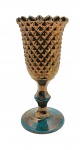 Taça decorativa em cerâmica verde pintada com camada dourada metalizada; borda serrilhada e corpo adornado com prismas em relevo. Medidas: 23 x 12 cm. Ínfimo bicado na borda; douração desvanecida em alguns pontos da peça.