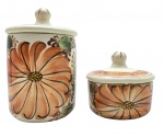Conjunto composto por 02 potiches cilíndricos de diferentes tamanhos, adornados à mão com coloridos padrões florais e vegetalistas; em cerâmica esmaltada. Medidas: 21 x 13 cm; 14 x 12 cm. Potiche maior com ínfimos bicados na parte interna da borda.
