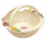 Antiga cesta em cerâmica esmaltada, decorada com coloridas flores na borda e na galeria central; no formato circular e com duas alças curvas superiores. Numerada na base. Medidas: 17 x 23 cm. Com ínfimos bicados, danos na lateral e sinais de restauro.