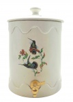 NADIR - Antiga talha com tampa e corpo adornados com detalhes ondulados, e decorada à mão com coloridos beija-flores, periquitos, e motivos florais e vegetalistas. Em cerâmica esmaltada, no formato cilíndrico. Medidas: 34 x 25 cm.