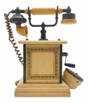 TELEART TELEFONES ARTÍSTICOS - Antigo telefone de mesa decorativo, de estilo retrô, com empunhadura cilíndrica em baquelite, estrutura em metal bege estampado com arabescos em dourado; disco rotativo em algarismos indo-arábicos; fabricação brasileira. Medidas: 33 x 28 x 13 cm. Não testado. Metal dourado escurecido devido à passagem do tempo; pintura com ínfimos desgastes.