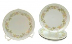 PORCELANA SCHMIDT, MOELMANN, BLUMENAU, BAL. CAMBORIÚ - Parte de serviço de jantar composto por 01 bowl redondo e 03 pratos rasos, decorados na borda com filetes dourados, e motivos frutais, florais e vegetalistas em coloridos tons pastéis. Peças da manufatura brasileira Schmidt, personalizadas com a logomarca das Lojas Moellmann, uma das redes de varejo mais tradicionais que existiu no Brasil, fundada em 1869 por Carl e Lisette Moellmann. Medidas: 25 cm (diâm.).