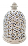 Lanterna de mesa à vela, com pega da tampa floral e tampa com detalhes vazados e fitomórficos em azul cobalto; base circular; em cerâmica esmaltada no formato ovóide. Medidas: 14 x 10 cm. Vela não inclusa. Com marca de tinta na parte inferior da base.
