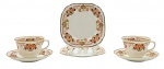ROYAL ALBERT CROWN CHINA, ENGLAND - Parte de serviço de chá em porcelana inglesa com duas xícaras de chá com seus respectivos pires e dois pratos quadrados de sobremesa; decorados com filetes dourados e coloridos motivos florais e vegetalistas. Medidas: 16 x 16 cm; 14 cm (diâm.); 11 x 6 cm. Um dos pratos de sobremesa com ínfimo fio de cabelo. Filetes dourados desvanecidos em alguns pontos.