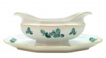 EPIAG CZECHOSLOVAKIA - Molheira com presentoir integrado, decorado com filetes dourados e padrões vegetalistas em tons de verde; em porcelana da antiga Tchecoslováquia. Numerada na base. Medidas: 25 x 10 cm.