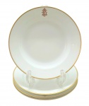 MEHUN C.P. & CO FRANCE - CH. PILLIVUYT & CIE, PARIS, EXP. 1900, GRAND PRIX, LIMOGES - Parte de serviço de jantar, início séc XX, com 05 pratos fundos, decorados com filete dourado na borda e personalizados com monograma; em porcelana francesa de Limoges, da tradicional manufatura Charles Pillivuyt em Mehun-sur-Yèvre, fundada no século XIX. A marca faz referência à participação da manufatura na Exposição Universal de Paris de 1900; monograma atribuído ao Baronato de Santo Ângelo. Medidas: 23 cm (diâm).