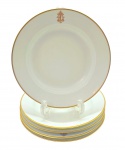 MEHUN C.P. & CO FRANCE - CH. PILLIVUYT & CIE, PARIS, EXP. 1900, GRAND PRIX, LIMOGES - Parte de serviço de jantar, início séc XX, com 05 pratos fundos, decorados com filete dourado na borda e personalizados com monograma; em porcelana francesa de Limoges, da tradicional manufatura Charles Pillivuyt em Mehun-sur-Yèvre, fundada no século XIX. A marca faz referência à participação da manufatura na Exposição Universal de Paris de 1900; monograma atribuído ao Baronato de Santo Ângelo. Medidas: 23 cm (diâm).